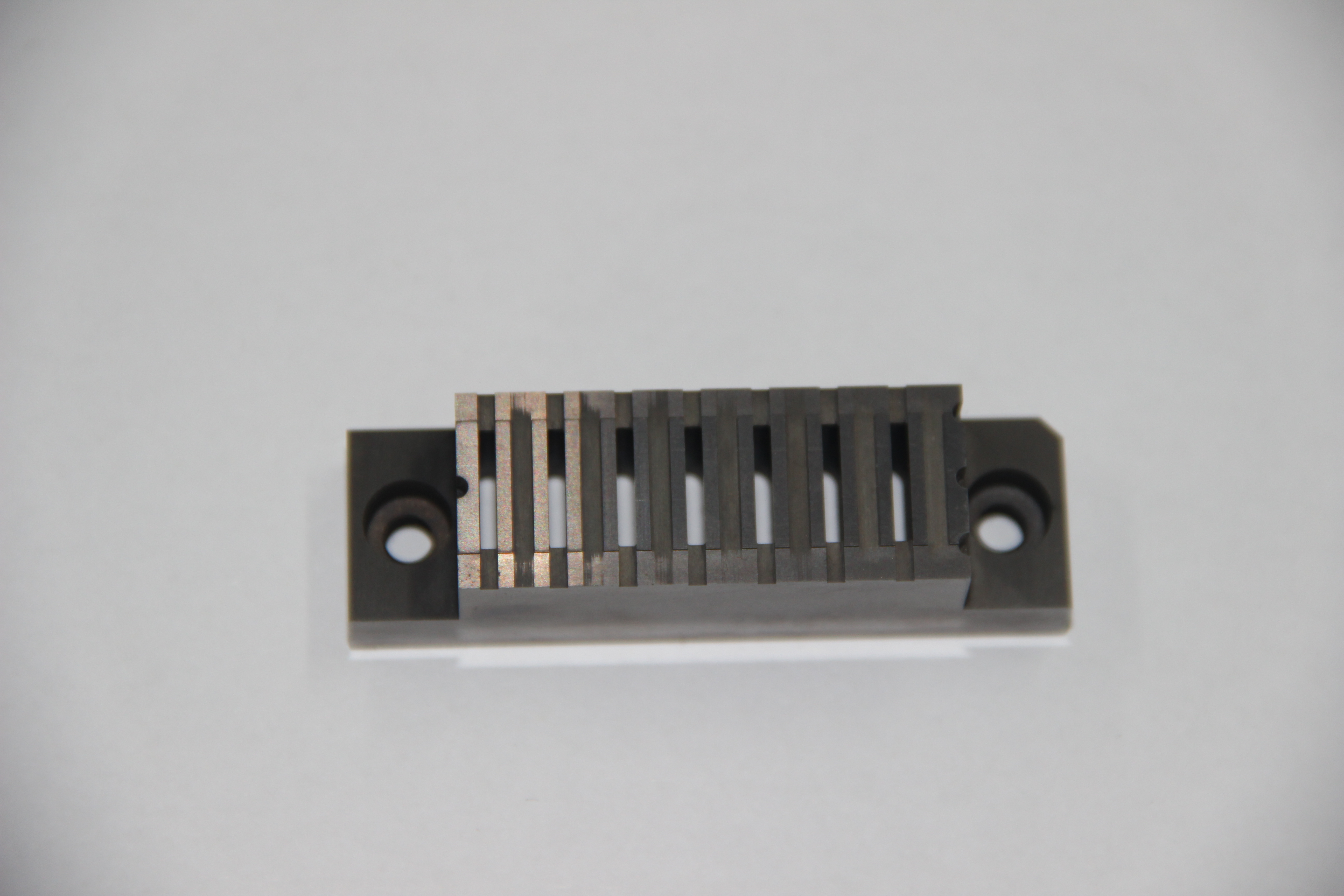 How to determine the gap between metal stretching molds